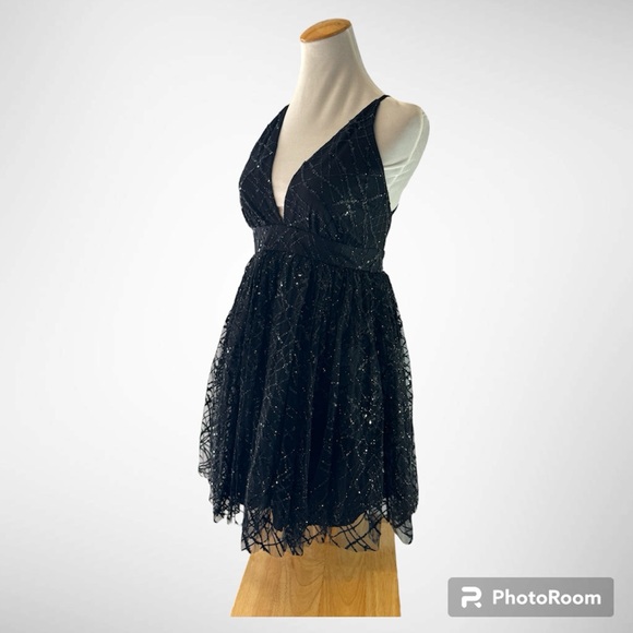 ✨The Perfect Little Black Dress! ✨ - Picture 4 of 13